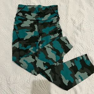 Lululemon blue camo 3/4 length leggings size 4